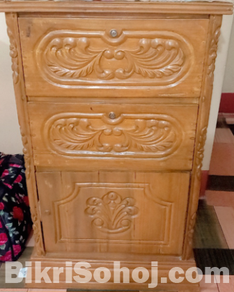 কাঠের ওয়ার্ডরোব